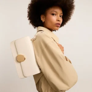 Bolsa Shoulder Média com Tampa e Detalhe Metalizado Off White