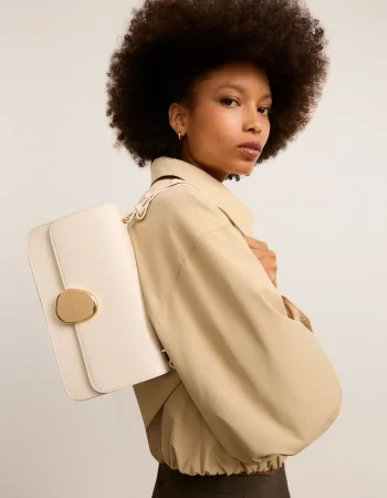 Bolsa Shoulder Média com Tampa e Detalhe Metalizado Off White